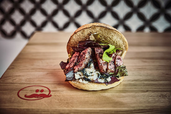  "Hans Kebab"    From Istanbul to Tokyo © Hans Kebab  Fladenbrot, gegrilltes japanisches Kagoshima Wagyu Short Rib,  Wakame-Trüffelvinaigrette, Pastinaken-Zwiebelpüree,  Grünzeug, hausgemachte Joghurt- und Mandelsauce  (©Foto: ©Hans Kebab)